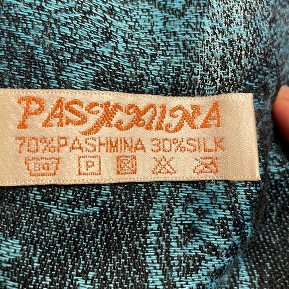 Pashmina scarf / wrap - Picture 4 of 4